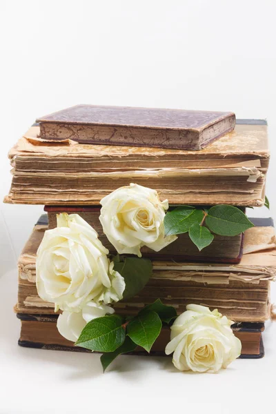 Régi könyvek, virágok — Stock Fotó