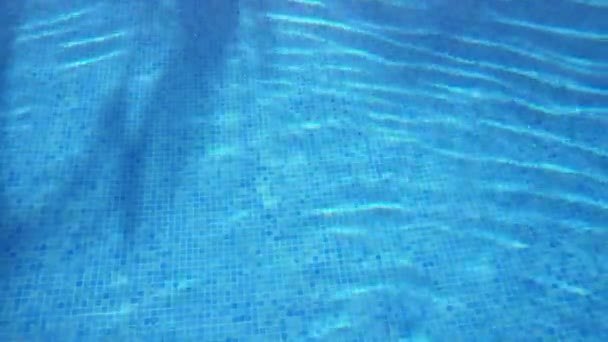 Agua azul de la piscina — Vídeos de Stock
