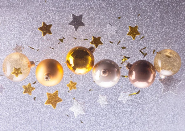 シルバーとゴールデン クリスマスの泡 — ストック写真