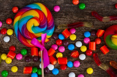 Ahşap üzerine renkli şekerler