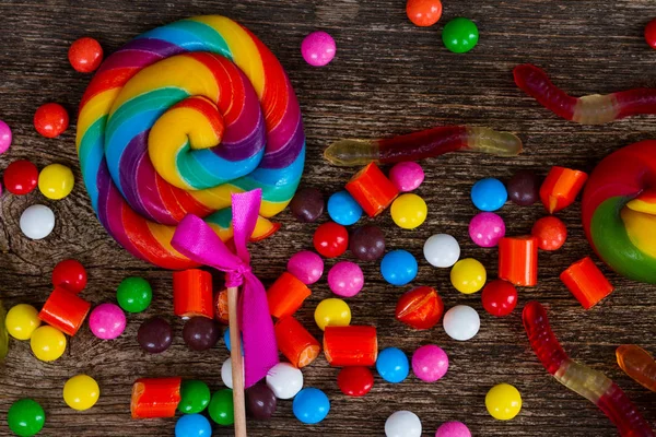 Ahşap üzerine renkli şekerler