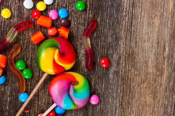 Ahşap üzerine renkli şekerler — Stok fotoğraf