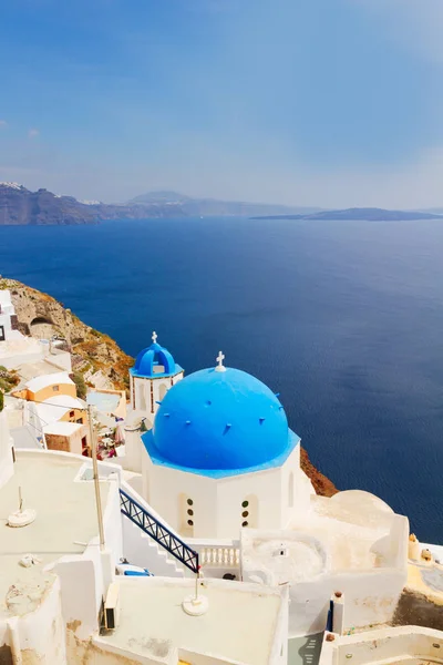 Blick auf die Caldera mit blauen Kuppeln, Santorin — Stockfoto