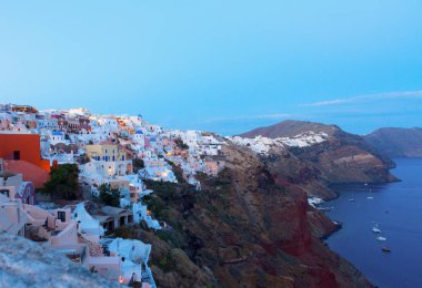 Geceleri Oia köyü, Santorini.