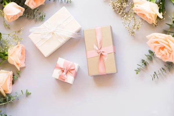 Regalo o regalo caja y flores —  Fotos de Stock