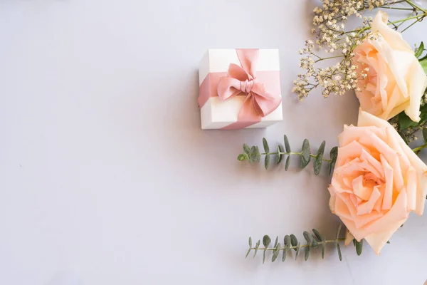 Hediye veya mevcut kutusu ve çiçekler — Stok fotoğraf
