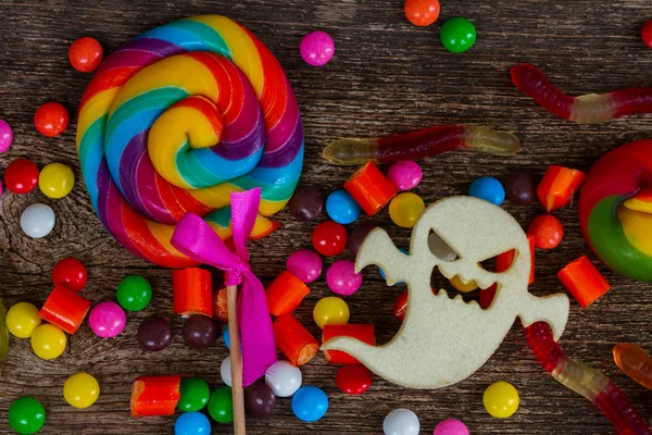 Colorful halloween candies on wood — Stock Photo, Image