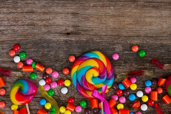 Ahşap üzerine renkli şekerler