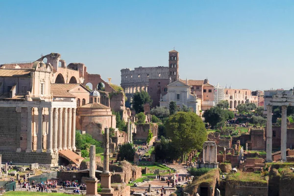 Foro - Ruinas romanas en Roma, Italia — Foto de Stock