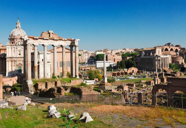 Foro - Ruinas romanas en Roma, Italia — Foto de Stock