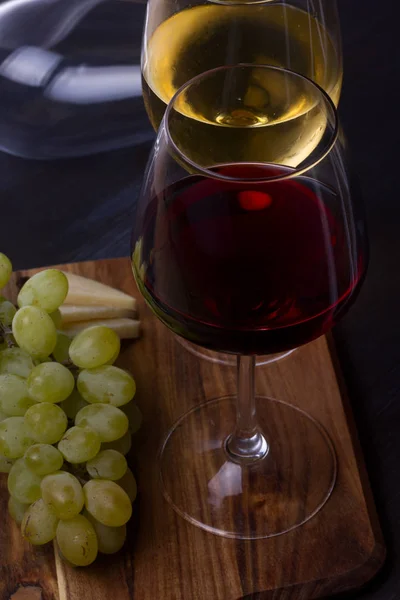 Glass of red and white wine — Stock Photo, Image