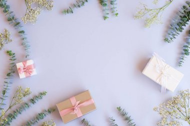 Yeşil yaprakları ile hediye kutuları