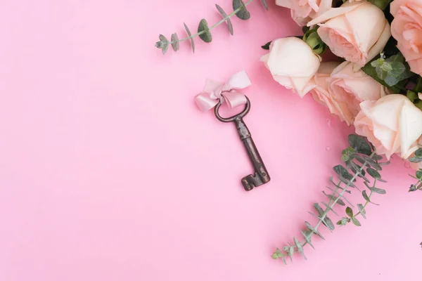 Gift or present box and flowers — Stock Photo, Image