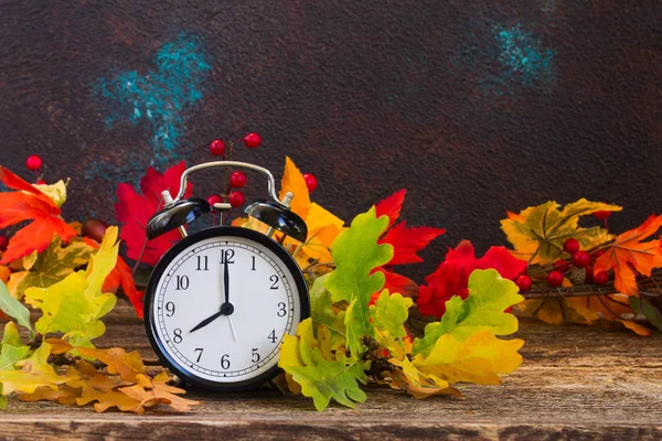 Tempo di autunno - foglie di caduta con orologio — Foto Stock