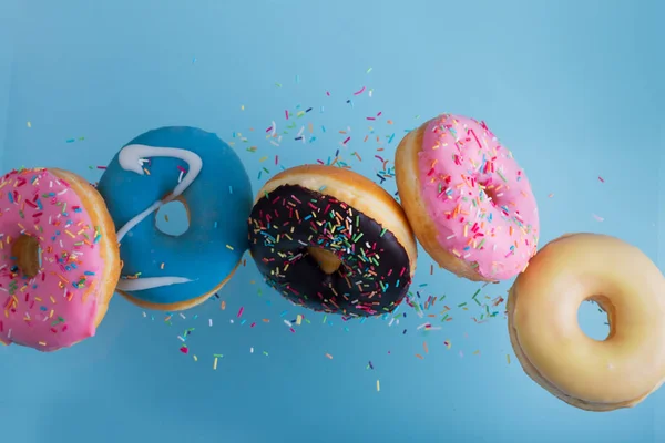 Vliegende donuts op blauw — Stockfoto