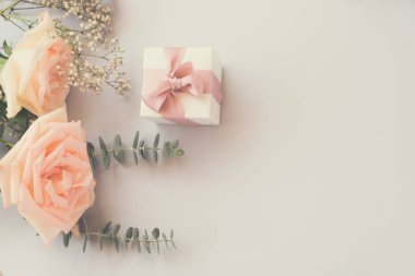 hediye veya mevcut kutusu ve çiçekler