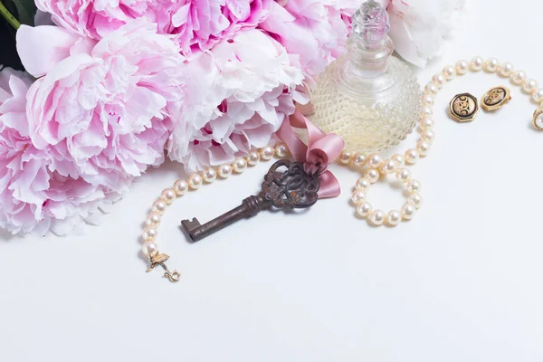 Skeleton key with peony flowers — Stock Photo, Image