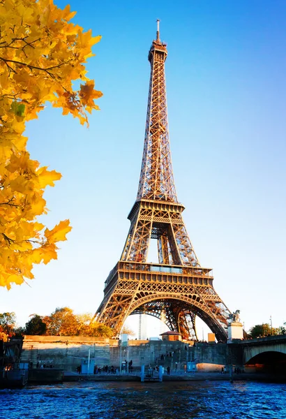 埃菲尔铁塔与塞纳河，法国 — 图库照片