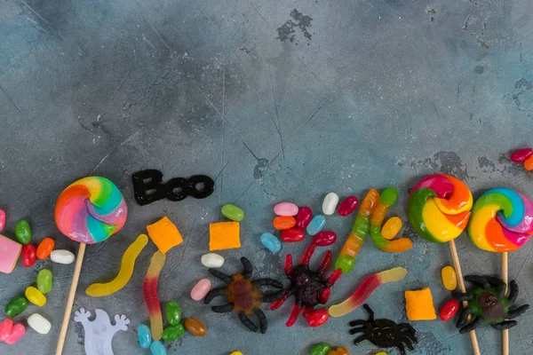 Taş üzerinde renkli Cadılar Bayramı şekerleri — Stok fotoğraf
