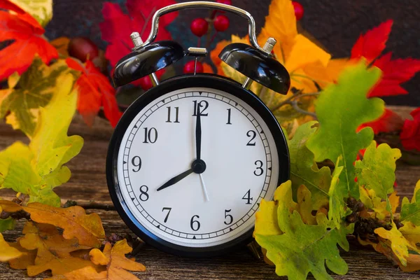 Hora de outono - folhas de outono com relógio Imagens Royalty-Free