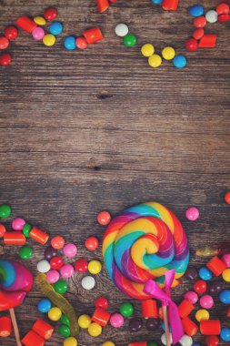 Ahşap üzerine renkli şekerler