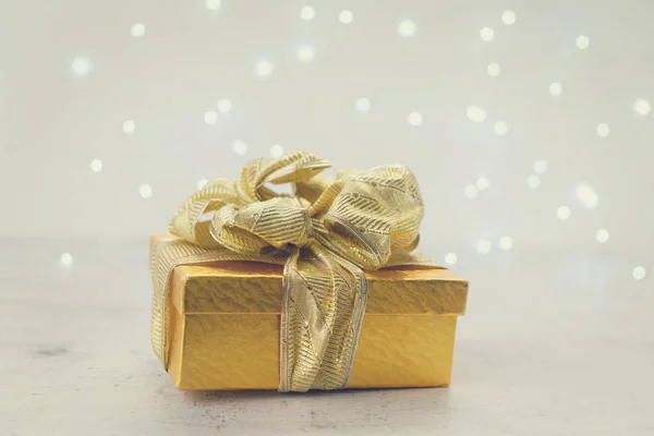 Natale scatola regalo d'oro — Foto Stock
