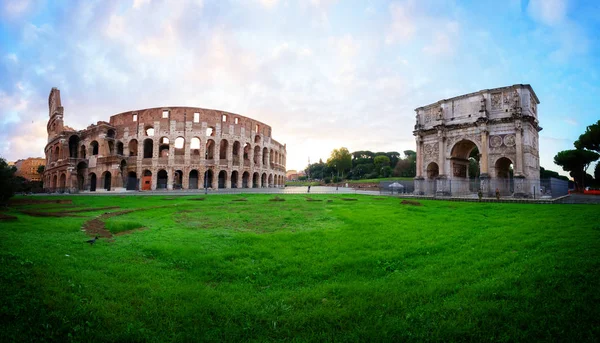 Colisée au coucher du soleil à Rome, Italie — Photo