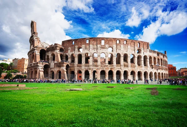 Colosseum vid solnedgången i Rom, Italien — Stockfoto