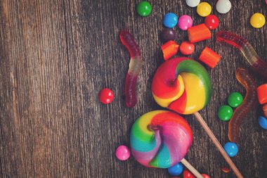 Ahşap üzerine renkli şekerler