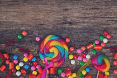 Ahşap üzerine renkli şekerler