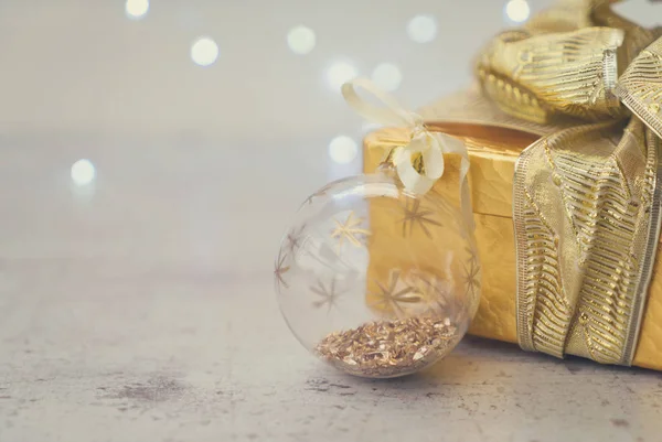 Caja regalo de oro de Navidad — Foto de Stock