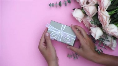 hediye veya mevcut kutusu ve çiçekler