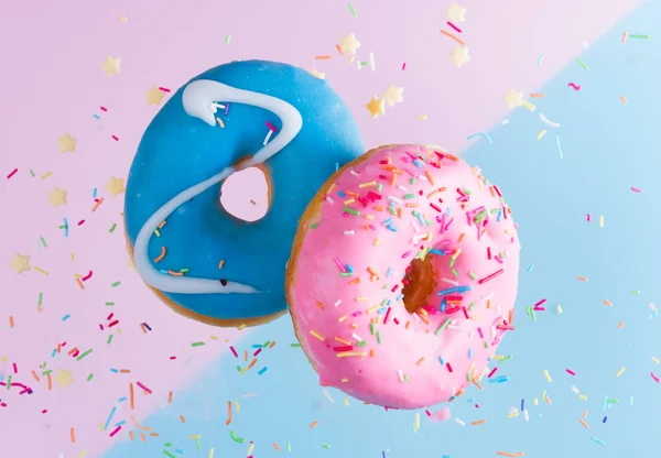 Vliegende donuts op blauw — Stockfoto