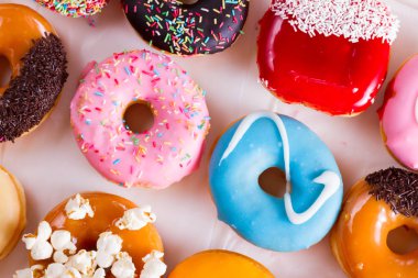 gri taş zemin üzerine tatlı çörek