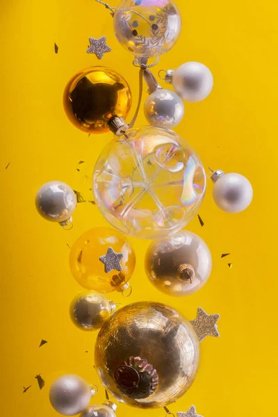 Zilveren en gouden kerst bubbles — Stockfoto