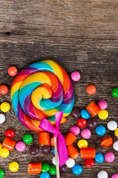 Ahşap üzerine renkli şekerler