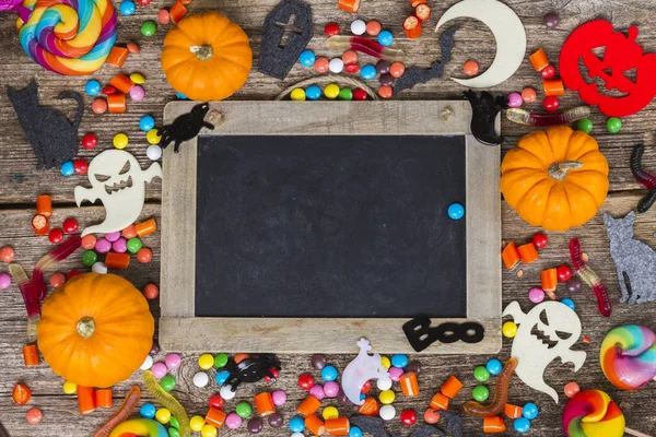 Doces de Halloween coloridos em madeira — Fotografia de Stock