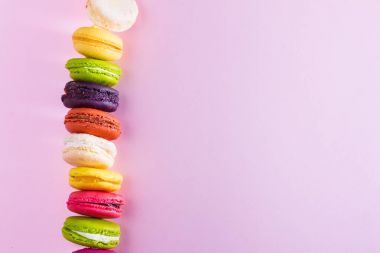 Bademli kurabiye kurabiye pembe üzerinde