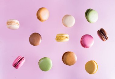 Bademli kurabiye kurabiye pembe üzerinde