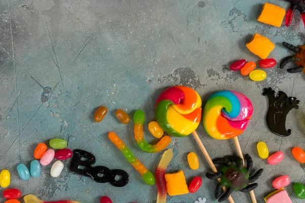 Doces de Halloween coloridos em pedra — Fotografia de Stock