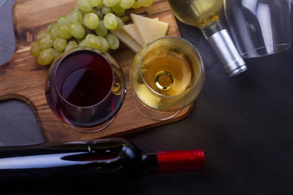 Glas rode en witte wijn — Stockfoto