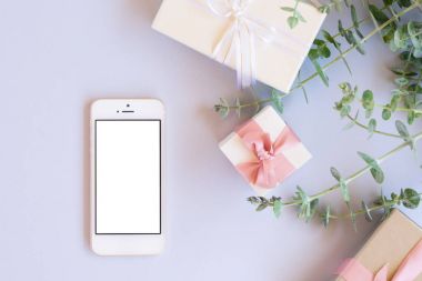 Yeşil yaprakları ile hediye kutuları