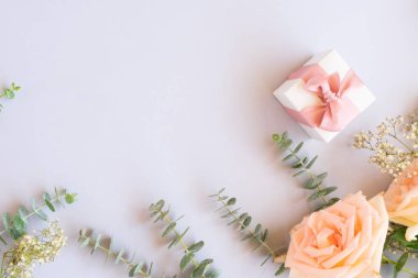 hediye veya mevcut kutusu ve çiçekler