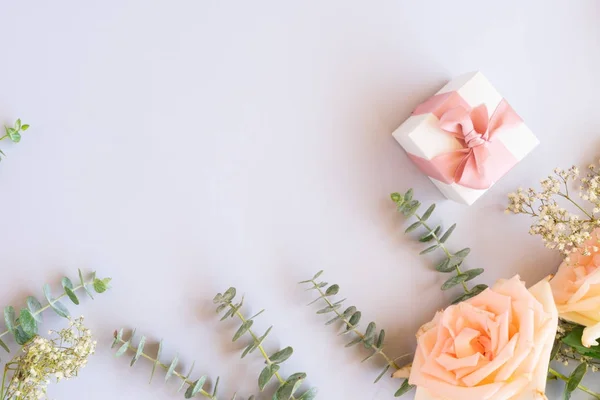 Подарункова або подарункова коробка та квіти — стокове фото