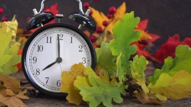 Sonbahar zaman - saat ile sonbahar yaprakları