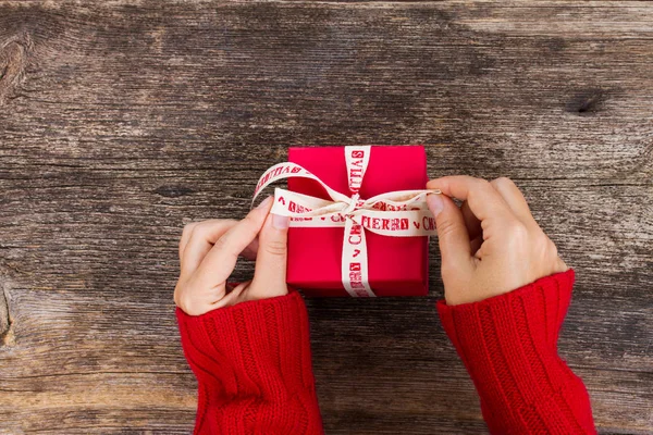 Dando presente de Natal — Fotografia de Stock