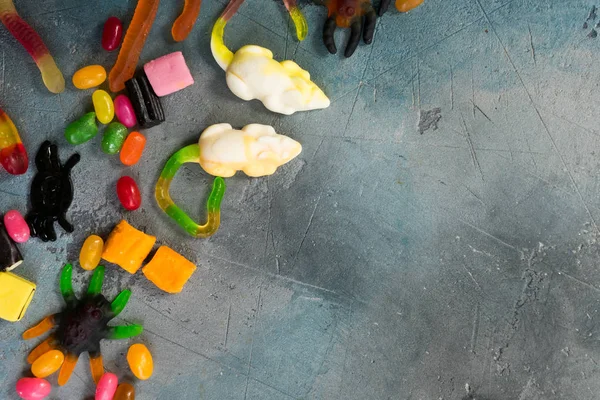 Taş üzerinde renkli Cadılar Bayramı şekerleri — Stok fotoğraf