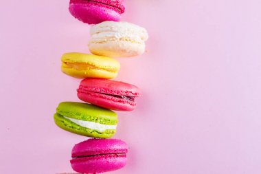 Bademli kurabiye kurabiye pembe üzerinde