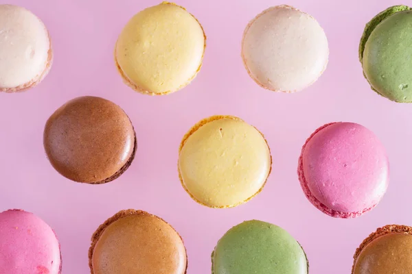 Macaroons biscoitos em rosa — Fotografia de Stock