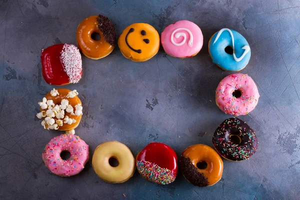 Zoete donuts op grijze stenen achtergrond — Stockfoto